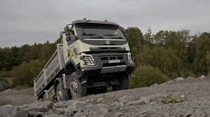 42K views · 507 shares | I-SHIFT SUPER REDUZIDA A Volvo lançou na Europa a transmissão I-Shift com crawler gears, o que aqui conhecemos como super-reduzidas, utilizadas para operações específicas. O caminhão, no modo mais reduzido, pode andar a meio quilômetro por hora, e rebocar 325 toneladas de peso bruto total combinado! Dê o Play e confira agora todos os detalhes! #Volvo #IShift #SuperReduzida | Planeta Caminhão | Facebook