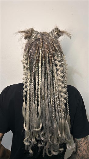Dani | Dreads, Tranças TinselHair SP🦋 on Instagram: "Aplicação que rolou na deusa @vanpslayer no modelo argola, técnica removível que consiste na aplicação por uma argola que acompanha o dread, colocando dentro dessa argola sua fixação é por uma trança em volta ao dread, fazendo-o ficarem aplicados cerca de 1-2 meses variando pra cada cabelo, e quantidade. 💟 52 unidades 💟 medindo 40cm 💟 variação de tranças e dreadlocks 💟 técnica de crochê + vaporização [técnica que deixam os dreads ainda ma