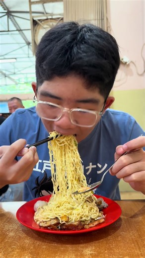MAKAN BAKMI LEGENDARIS DI JAKARTA UTARA #foodies #food #mukbang #kuliner #nonhalal Bakmi Ace Pademangan adalah sebuah warung bakmi yang berasal dari Jakarta, Indonesia. Mereka memiliki beberapa cabang di Jakarta, termasuk di Pademangan, Jakarta Utara. Bakmi Ace Pademangan dikenal karena rasa bakmi yang lezat dan harga yang terjangkau. Mereka menyajikan berbagai jenis bakmi, termasuk bakmi kuah, dan bakmi spesial. Keunggulan Bakmi Ace Pademangan: 1. Rasa yang lezat: Bakmi Ace Pademangan menyajika