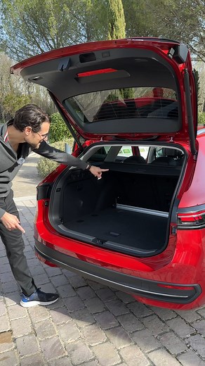 1.3M views · 5.2K reactions | Trunk features of the all-new Volkswagen Passat. It has increased in length (now at 4,92 m / 194“) and now wants to challenge Audi A6 Avant, BMW 5 Series Touring and Mercedes E-Class Estate! The Passat B9 aims for a more upmarket approach. The biggest screen on the interior now is at 15“. #volkswagen #vw #vwpassat #volkswagenpasst #passatb9 #vwpassatb9 #carsofinstagram #cartechnology #cartech | Autogefühl | Facebook