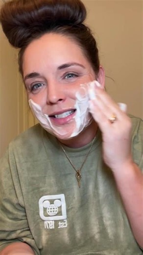 This cleanser is officially CWC Approved 🫧✨ The whipped string foam texture is SO bouncy and