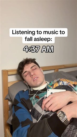 Listening to music to fall asleep👂💔