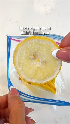Frozen lemon slice hack! #lemon #lifehack #cookinghack