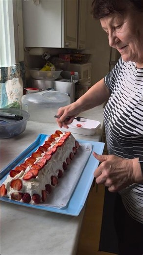 Kesän ensimmäinen mansikkakakku omista mansikoista🍓🍰