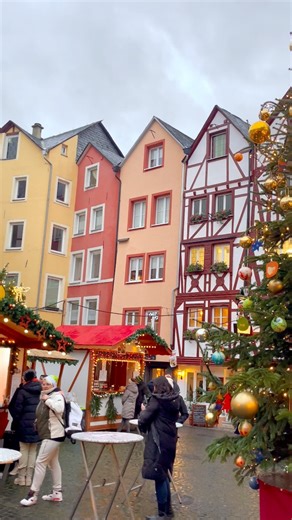 The 2025 Bernkastel-Kues Christmas Market will run from November 21 to December 21. Located in the historic Old Town of Bernkastel, the festive market offers traditional arts and crafts, seasonal treats, and attractions. #fblifestyle | The amazing places