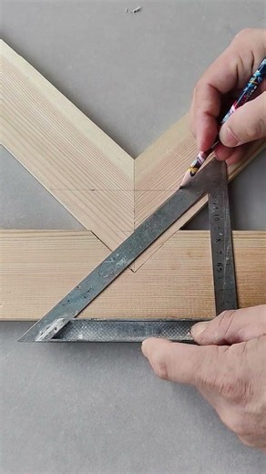 Using a speed square to mark perfect wood corner joints #woodworking #carpentry #handtools #short