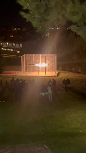 Ogni domenica, al tramonto, a Coriano si accende “La Fiamma del SIC” —un tributo potente a Marco Simoncelli,un modo per ricordarlo con un gesto semplice, ma carico di emozione. Solo chi c’è stato può capire. Quel silenzio surreale che precede il momento,le persone raccolte, sguardi assorti e mai distratti —in un mondo dove vedere gente davvero concentrata è diventato rarissimo. Un bagliore che dura solo 58 secondi, ma che racchiude tutto: la velocità, il coraggio, il dolore… e soprattutto l’amor