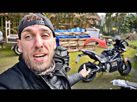 Swapping 100kg High Voltage Electric Motorcycle Battery in a Barn! (don’t do this at home)