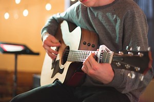 ギターで弾き語りしたい！初心者必見の練習法＆おすすめの簡単曲（楽譜付き）