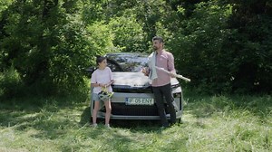 226K views · 204 reactions | Pentru unii, designul înseamnă viziune, eficiență și linii curate. Pentru alții, înseamnă blugi scriși cu pixul și o țeavă de cornete, bine lipită cu leucoplast.  În episodul de azi, Bob și Emma au gusturi diferite, dar aceeași energie de joacă. Designul devine pretext de glume, provocări și un nou motiv să te îndrăgostești de noul Enyaq. #skodaromania #brigadacopiilor #newepisode | Škoda | Facebook