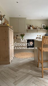 Game changer! ✨ I use this double edged brush on all of my hard floors, inside and outside. If you’ve never tried one then I’d really recommend! Use with your regular floor detergent and see the difference compared to mopping! The bristles are so efficient on ceramic tiles like these, the grout has never been so clean 😅. I even use it in my shower on the tray, walls and doors. ⁣I just shorten the handle by unscrewing a section if it’s tight for space. Share with anyone you know who likes to kee