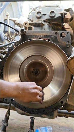 A clever mechanical trick to smooth and perfect the flywheel surface while the engine is running