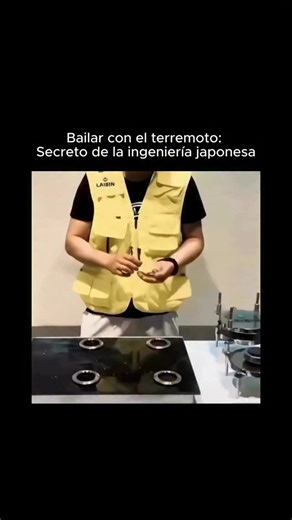 cienciatrue on Instagram: "La ingeniería sísmica japonesa se basa en una lógica contraintuitiva: en lugar de resistir la fuerza del terremoto con rigidez, permite que los edificios se muevan con él. Para lograrlo, las construcciones modernas se desacoplan del suelo mediante bases de goma y acero que absorben la energía, transformando sacudidas violentas en oscilaciones suaves. Simultáneamente, en la parte superior de los edificios actúan amortiguadores de masa y sistemas hidráulicos que funciona