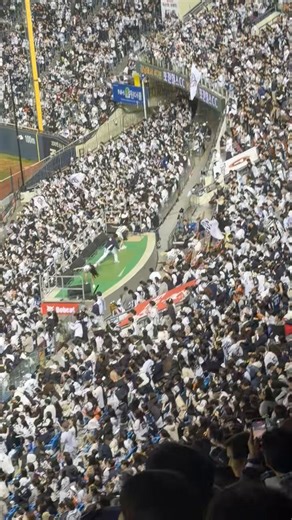 진짜 이런 팬들 갖는 게 어디 쉬운 줄 아나연고지 결속성도 솔직히 없고작년 제외 ㅅㅈㅎ 마케팅 팀 존나 못해왔지구단 존나 보수적이지그냥 성적충이라 잘하는 팀 좋아하는데작년부터 이렇게 꼴아박는 순간에도니들같은 야선 응원하는 게 어디 쉬운 줄 아냐고