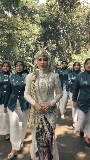 𝑖𝑘𝑎𝑎🦋 on Instagram: "Bridesmaid kalian gini gaa?? Menyala ciwi”kuu🤪❤️‍🔥 . . . Terima kasih kepada semua vendor karena telah menjadi bagian dari hari istimewa kami✨ Damara attire || affifah makeup || keymakeup || kiki mua || shutterbox || iljamfadilah || nabilladecoration || chichi hena || algas audio sound || nuansa productions || fadhlydeden mc || syariefhidayat mc || Rahmajaya tenda || story.weddings.id || Ra.kitchen 👭🏼 : @nnddmyt_ @elinmarlin17 @hayy_vinn @anisaaaa.nrn @irna.meilan @