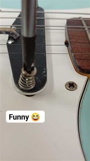 The setup for your #guitar #guitarfunny #fender #DIYguitar #guitarmemes ขอบคุณลูกค้าที่ไว้วางใจให้เราติดตั้งปิ๊กอัฟกีต้าร์ ตามแบบเป๊ะ เป๊ะมาก เชิญมารับกลับบ้านได้เลยส่วนช่างขอตัวไปรับยๅ จิตเวช | Sunthorn Chinbut