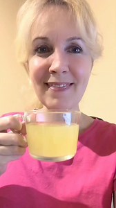 Hozzávalók a mézes fokhagymateához: 8 gerezd fokhagyma, 8 szelet friss gyömbér, fél csésze citromlé, fél csésze méz, 3 csésze tisztított víz. A csésze mérete: 2,5 dl.A tea elkészítésének lépései:Tisztítsd meg a fokhagymát és a gyömbért. Ha bio, friss gyömbért tudsz szerezni, azt elég alaposan megmosni.A fokhagymagerezdeket nyomd át egy fokhagymanyomón, vagy reszeld le, de össze is apríthatod. Ezt hagyd 10 percig állni, hogy az allin, allicinné tudjon alakulni. A gyömbért pedig szeletled fel. Hár