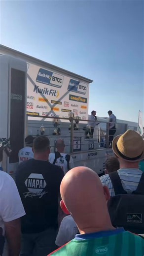 Ah, s’il vous reste encore une larme après ce dimanche émouvant, Nicolas Hamilton a remporté une course en BTCC (pour rappel, il trouve ses financements lui-même et a toujours refusé l’aide de Lewis).