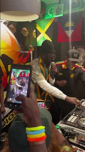 Buju Banton performing his new single ‘Butterflies’ inside VP Records🔥🔊 #shorts #bujubanton #reggae