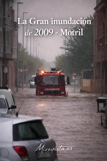 Motril, 2009. ¿Dónde estabas cuando llegó el agua? En diciembre de 2009, Motril vivió la mayor inundación de su historia reciente. Durante varios días, la lluvia cayó sin parar. La tierra ya no podía absorber más agua y las ramblas, normalmente secas, se transformaron en ríos descontrolados. Poco a poco, el agua empezó a invadir calles, caminos y zonas bajas de la ciudad. En áreas cercanas al puerto y Playa Granada, el nivel subió de forma alarmante. Coches quedaron atrapados, garajes y naves in