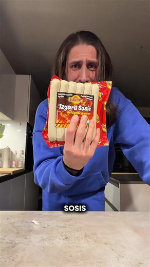 Bismillah 🤲🏽 Heute testen wir zwei Sorten Sosis Ich zeig euch wie man die ganz einfach zubereiten kann 🤝🏽 Mit etwas Ketchup und Sriracha hat es einfach gepasst, super kombi dazu! Bei den Geflügel Sosis hat der Crunch gefehlt. Die Chilli Cheese Variante hat mir etwas besser gefallen, auch wenn sie nicht komplett überzeugt hat - 6/10 🙌🏽 Nicht schlecht, aber da geht auf jeden Fall noch mehr! 👉🏽 Sosis ja oder nein? #nhas #fürdich #fyp #asmr #food #real