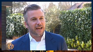 Winston Gerschtanowitz is enorm trots dat het Amsterdamse Tuschinski, de bioscoop van zijn overgrootvader, uitgeroepen is tot de mooiste van de wereld!👏 | Shownieuws