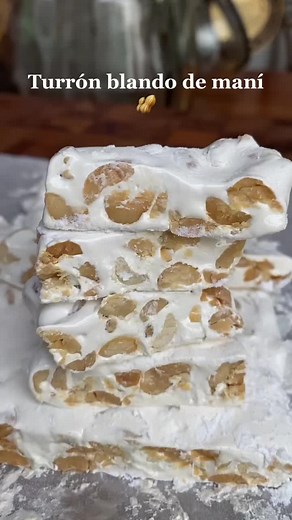 TURRÓN BLANDO DE MANÍ Seguimos con ideas para regalar esta Navidad, es el turno del turrón blando que tanto me han pedido. ♦️guarden esta receta♦️ Si encuentran que se les pone muy pegajoso una vez hecho, no se preocupen, le espolvorean la mezcla de azúcar flor(impalpable o glass) y maicena. No pasa nada con la maicena cruda, es tan sólo un poquito. INGREDIENTES: 250g de maní tostado y pelado 80g de azúcar 50g de glucosa 25g de agua 125g de miel 🍯 1 clara Mezcla de maicena y azúcar flor(impalpa