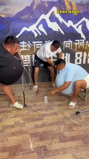 立瓶子之爆气球挑战，不是哥们都这么拼啊#搞笑#日常#剧情#爆笑 #funny#shorts