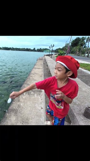ปลาทั้งฝูง🐟..ให้ทีละเม็ด😆 #น้องภพ #pobfamily