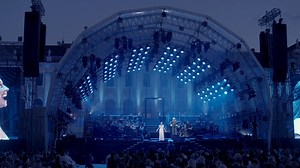 Vor wenigen Tagen fand vor der einzigartigen Kulisse des Schloss Schönbrunn in Wien die erste konzertante Fassung von ELISABETH - DAS MUSICAL statt. Einen kleinen Einblick auf das, was die Zuschauer dort erlebt haben bzw. im kommenden Jahr dort erleben werden, bekommt ihr in diesem tollen Video. Teilt uns gerne in den Kommentaren mit, ob ihr der Vorstellung bereits in diesem Jahr beiwohnen konntet oder ob ihr auf jeden Fall im kommenden Jahr in Wien dabei seid. Video: Semmel Concerts | Musical1