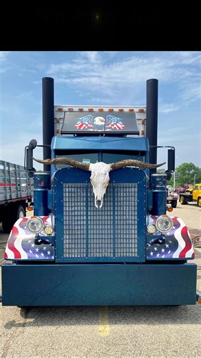 🚛 Salute to the road warriors. Only in America 🇺🇸#truckerlife#truckersoftiktok#truckinglife#truckdriver#lifeontheroad#longhaultrucker#truckernation