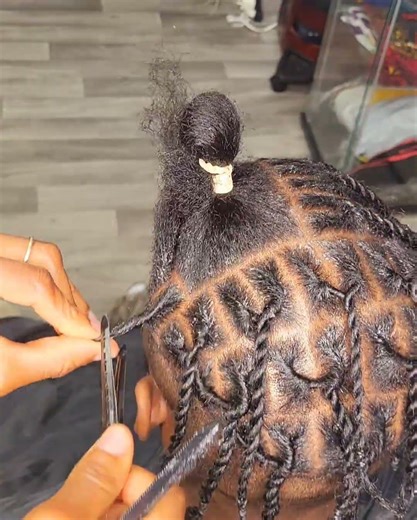 How to comb coil with your finger. #starterlocs #locsjourney #braidtutorial