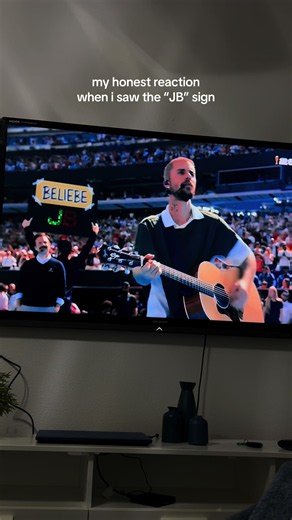 Justin Bieber World Cup Hallelujah — Fan Reaction to 'JB' Sign
