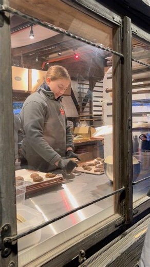 🍪 Traditional Lebkuchen Making at the Nuremberg Christkindlesmarkt – A Sweet Christmas Tradition 🎄