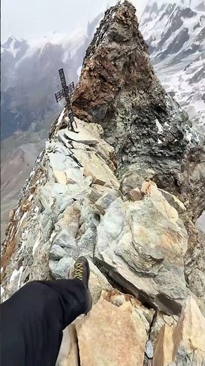 Last week the most famous mountain in the Alps started falling apart on camera 🏔️ On 5 August a mas