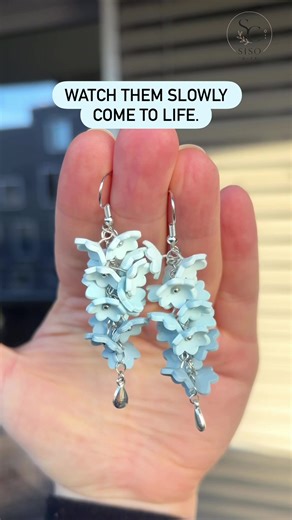 some designs are worth the wait. 🩵🪻 the spring flowers collection is now live and these are available for pre-order in my shop. 🤗✨ this pair feels like the first sun rays in spring after a long winter every time you wear them. ☺️🫶🏼 what do you think of these? 🤭 #polymerclayearrings #polymerclayjewelry #handmadejewelry #handmadewithlove #springearrings