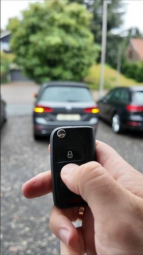 Wie öffnet man ein Auto, wenn die Batterie im Schlüssel leer ist?
