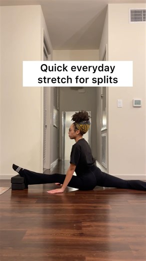 Quick everyday splits stretch #splits #stretch #stretchingroutine #dance