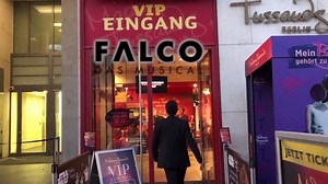 WERBUNG Der Mann mit dem Koks ist da 🕺: Am 15.04.2019 macht mit „FALCO – Das Musical“ die erfolgreichste Musical-Produktion Deutschlands Halt in der Kölner LANXESS arena. 🎊 Mit im Gepäck: Die größten Hits des Weltstars, extravagante Tanzeinlagen und tiefe Einblicke in das rasante Leben der schillernden Pop-Ikone.👀 Tickets gibt es hier: https://bit.ly/2TzNqMG | EXPRESS