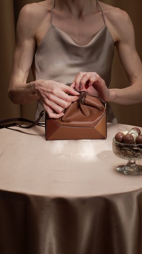 Power duo! As descendants of our beloved Naomi, we’re discover the pouches that are tailored for an on-the-go lifestyle. Redefining versatility from effortless phone strolls to night-out essentials, they’ve got you covered. | Mlouye