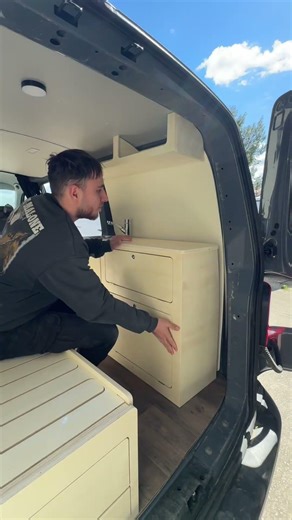 Installation d'un kit simple van dans un joli T6 #vanaménagé #vanlife #fourgonaménagé #traficamenage