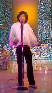 2.3K reactions · 480 shares | “Gimme Shelter” es la canción que abre el disco “Let it bleed” de los Rolling Stones. La letra es una profunda critica a la guerra y a la violencia que sacudían al mundo a fines de los ´60. Mención especial para la participación de la cantante de soul y gospel Merry Clayton. #TheRollingStones #GimmeShelter | Universal Music Argentina | Facebook