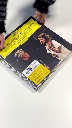 A moment that changed classical music forever: in February 1978, the legendary Herbert von Karajan introduced a prodigious 14-year-old Anne-Sophie Mutter to the to the Berlin public in Mozart’s G major Concerto. Discover the album in our DG Shop! 👉 dgt.link/OSS10-Mozart | Deutsche Grammophon - DG