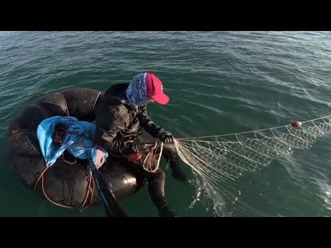Adventure de pêche traditionnelle en flotte tube filet au bord de la mer seul dans l'océan
