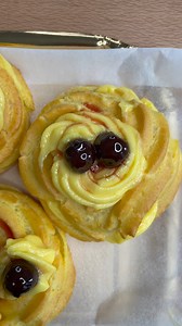 ZEPPOLE di S. Giuseppe😍Video e Ricetta completi 150 ml acqua 150 g farina 00 100 burro 180 g uova (3 uova grandi circa ) 1 pizzico sale 1 kg crema pasticcera q.b. amarene | Rossella Pane&Cioccolato