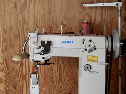 カバン作りのミシン　平縫い、筒縫いの次はポストベッドミシンです。