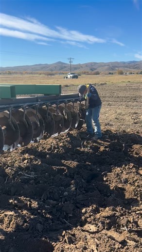 Farm hands #406farmer #montana #farm #hand #work | Matt Graham (406Farmer)
