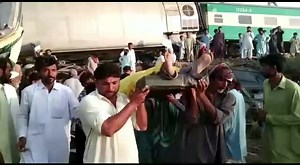 #Fixit #sindhiculture #TrainAccident #Sukkur سندہ کی روایت = مہمان نوازی فکس اٹ سکھر کی جانب سے روہڑی اسٹیشن پر رکی ہوئی ٹرینوں کے مسافروں کی مہمان نوازی رپورٹ پی ٹی وی ورلڈ پر. | FixIt Sukkur