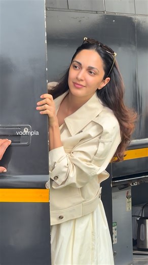 Voompla on Instagram: "2026 has begun. the 2025 minted mom pops out for a work thingie kiara advani"