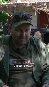 “Hvor skal jeg så bo?” 💔 Jan Schow Falk har oplevet en del i sit liv. Nu har han boet 22 år i sit selvbyggede kolonihavehus i Vejle. Men hans hjem er truet. Jan befinder sig midt i konfrontationen mellem Vejle Kommunes opgør med store kolonihavehuse og en speciel lokalplan, der kan betyde, at han skal forlade sit hus. Se det hele i ‘Kolonisterne’ på tvSyd PLAY - eller tv2 Play. | TV SYD